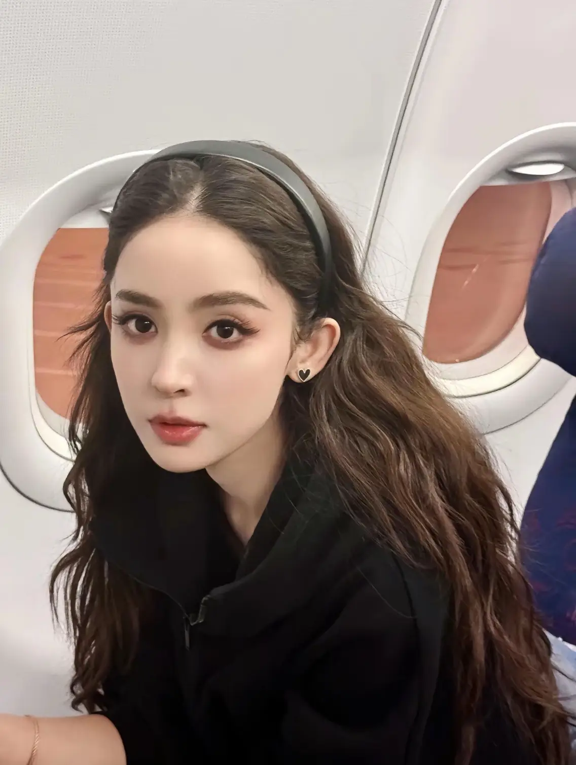 娜扎被曝戀情后首露面 與閨蜜牽手逛環(huán)球影城心情超好 