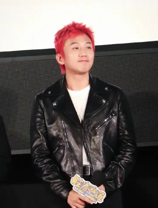 鄧超回應染紅發：因為在拍《刺殺小說家2》 