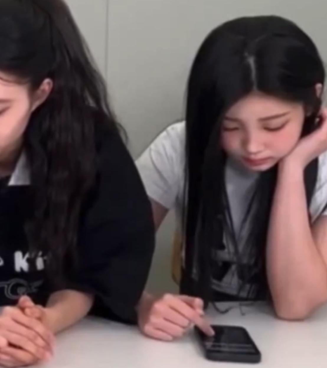 ILLIT沅禧直播刪惡評是“苦肉計”？ 工作人員中途遞手機