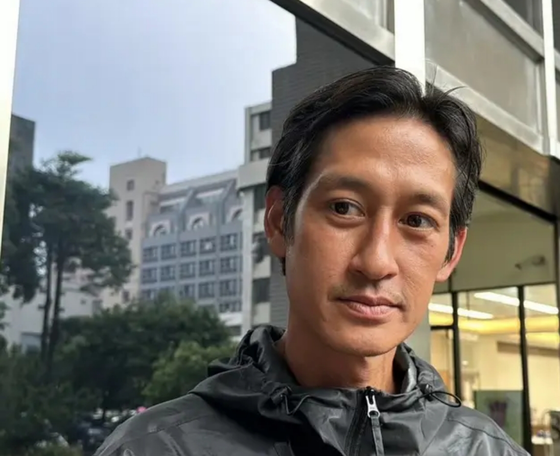 臺媒曝男星唐治平徹底失常！街頭游蕩想攻擊小孩 母親自殺23天不認遺體
