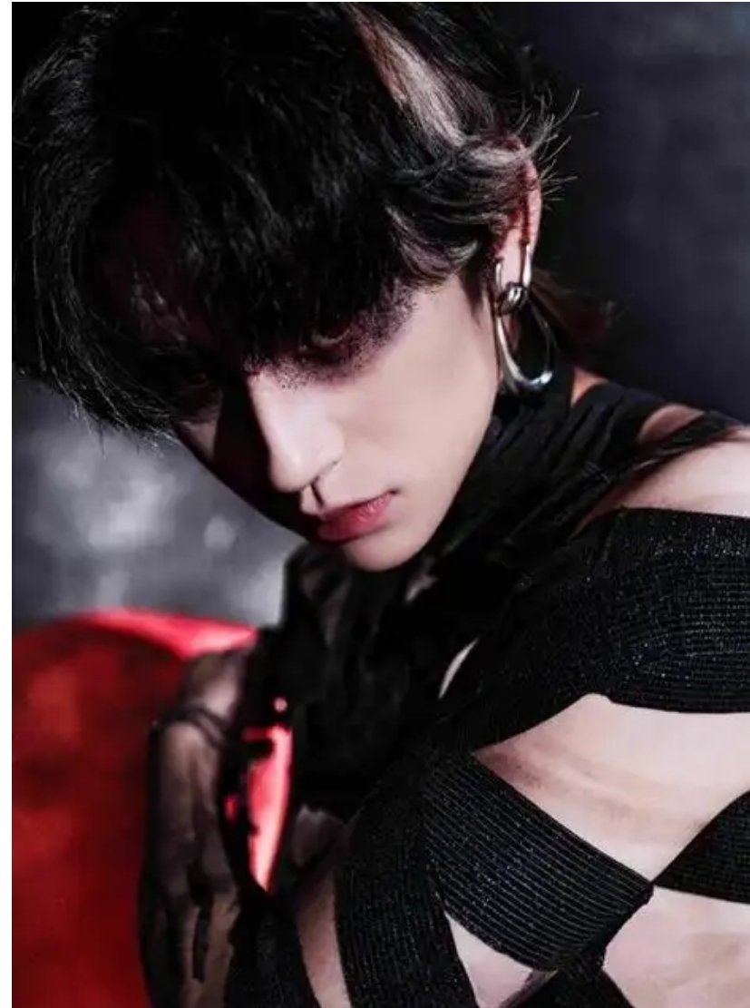 小鬼王琳凱發布25歲暗黑感生日寫真 以夢為馬繼續音樂征程