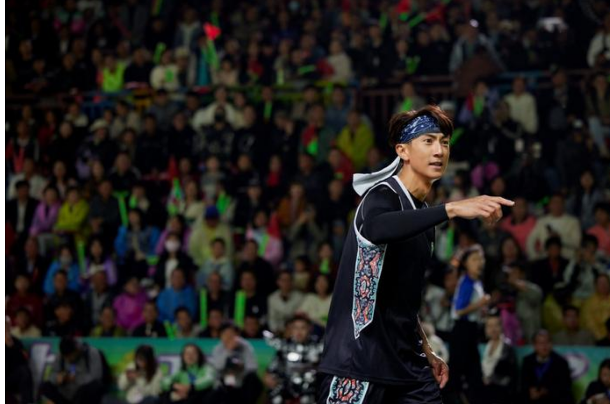 吳尊助陣“村BA”球王爭霸賽 上籃助攻燃爆全場