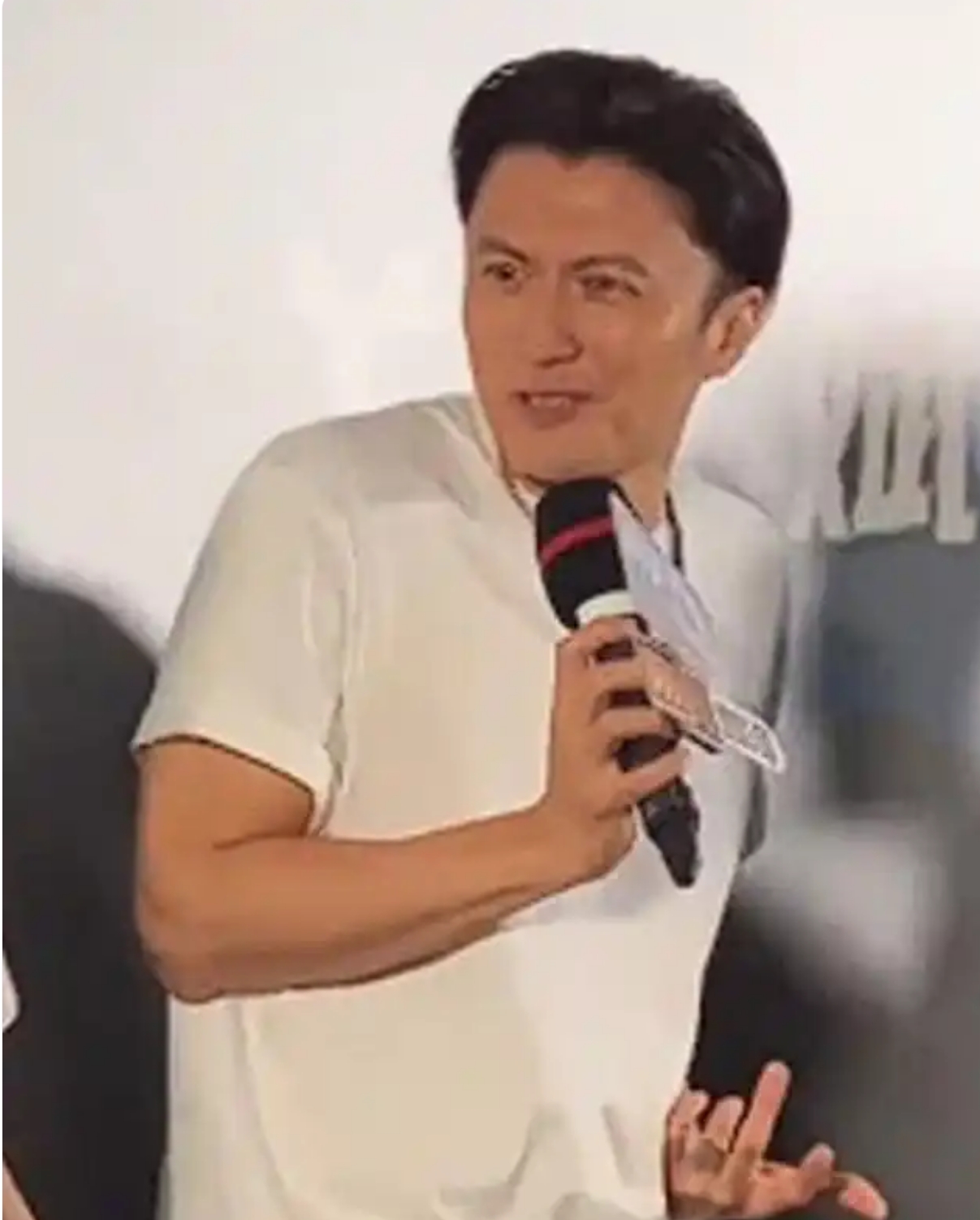 王陽明拒絕和粉絲比愛心 說自己不比娘炮動作引爭議