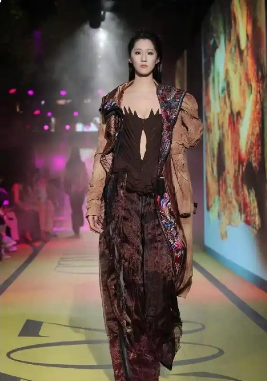 張肇達“中國炁”2024南京國際時尚周開幕大秀