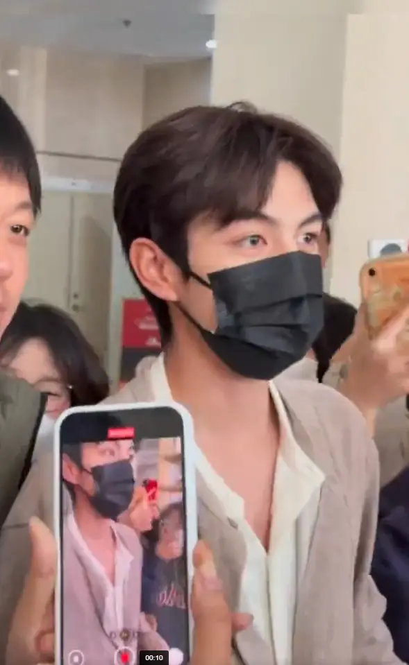 趙一博承認戀情后首露面