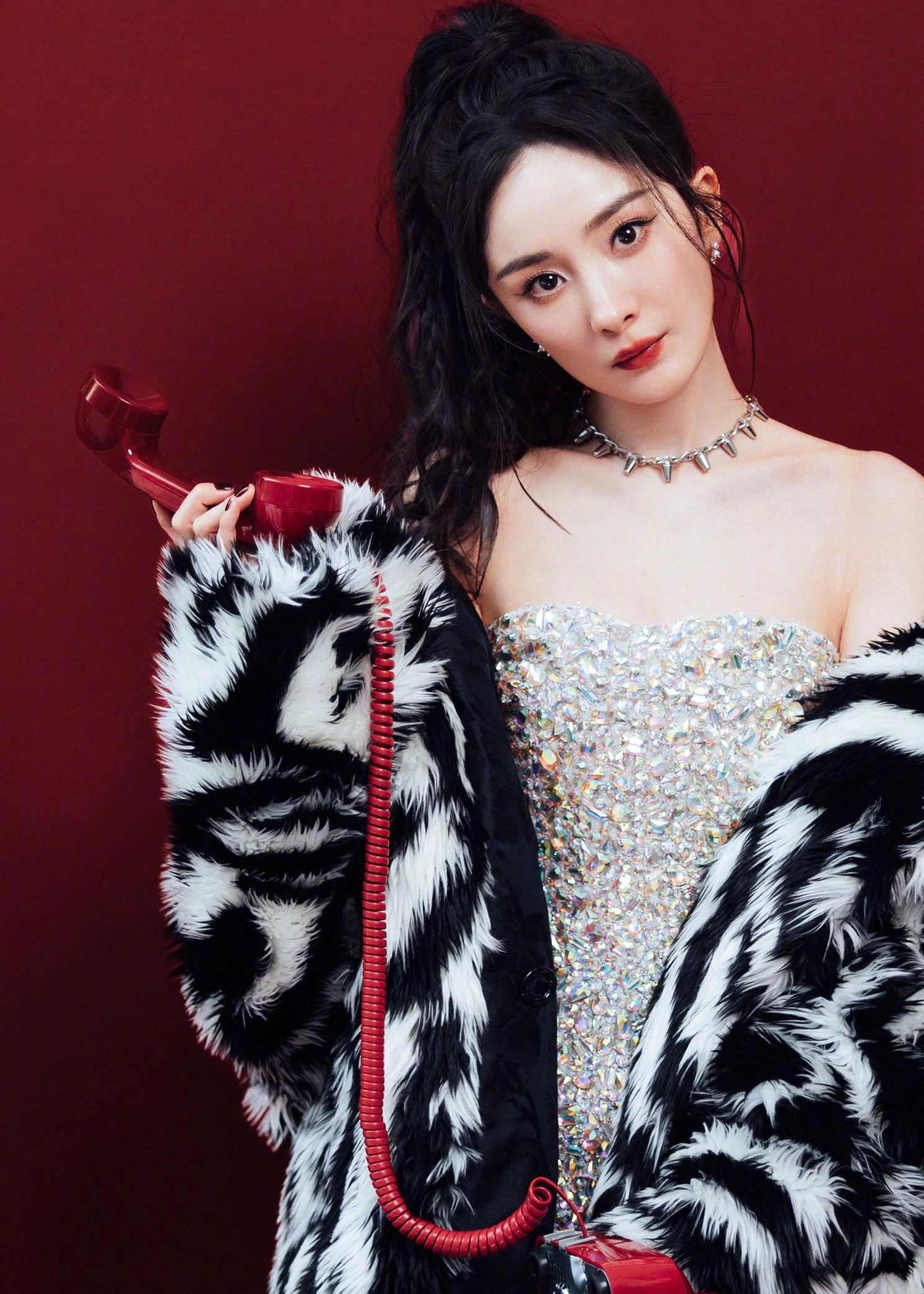 001OXMtPly1h9n9o236vjj615b1luqu602.jpg 楊冪跨年造型/壹號娛樂