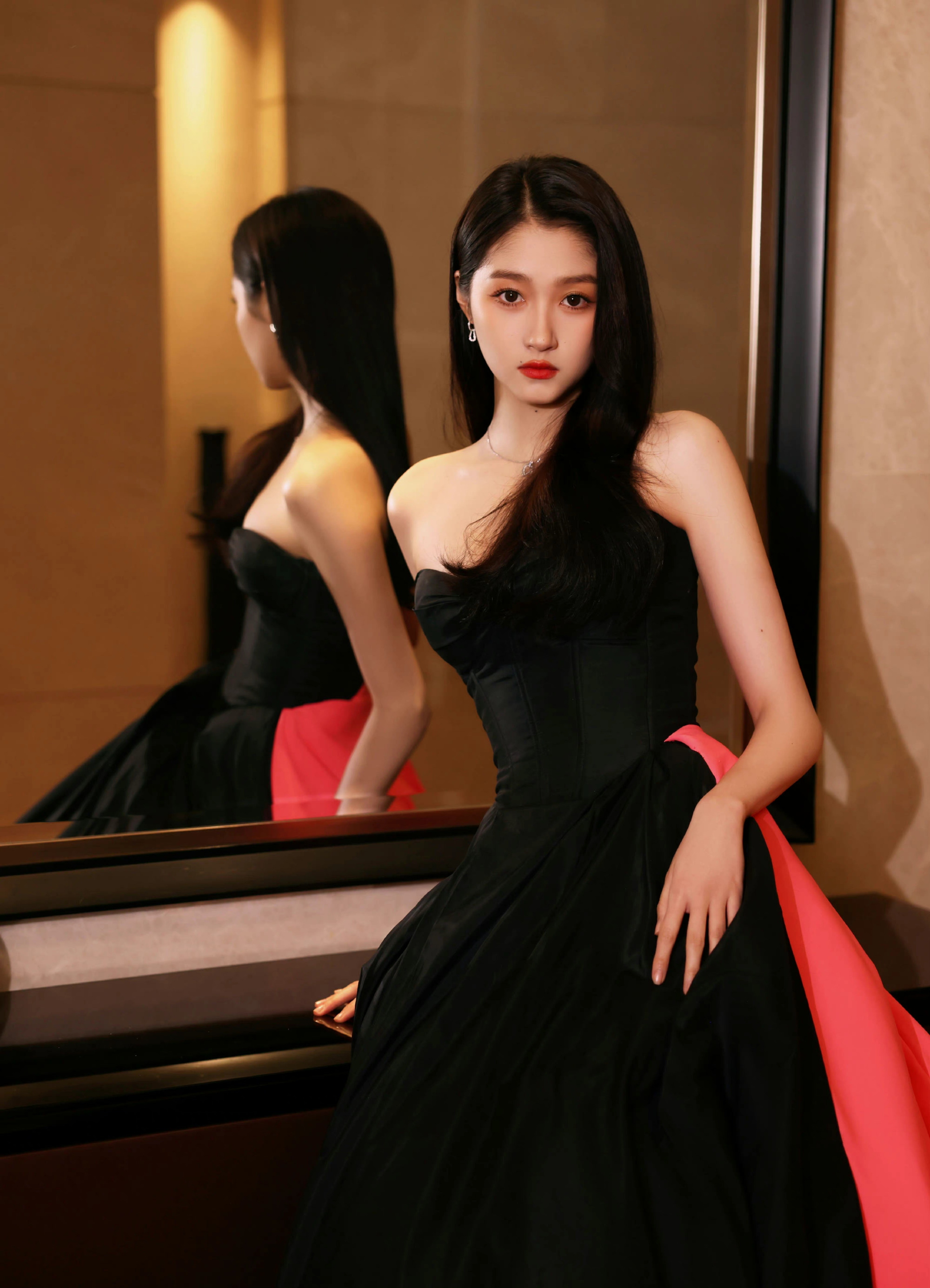 001OXMtPgy1h9ij8tvcghj62vc3z4b2902.jpg 關曉彤國劇盛典/壹號娛樂