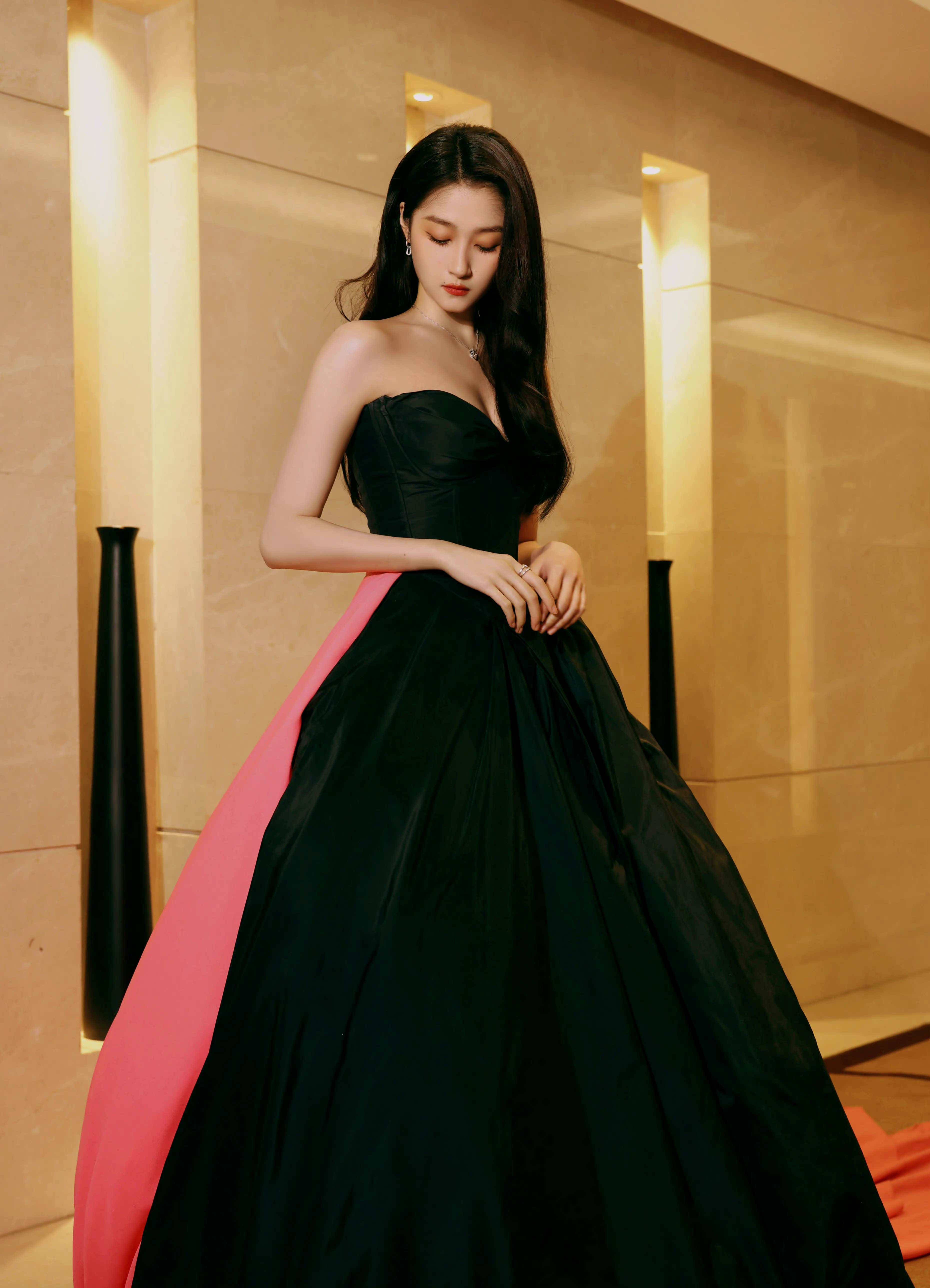 001OXMtPgy1h9ij89zc7aj62vc3z4b2902.jpg 關曉彤國劇盛典/壹號娛樂