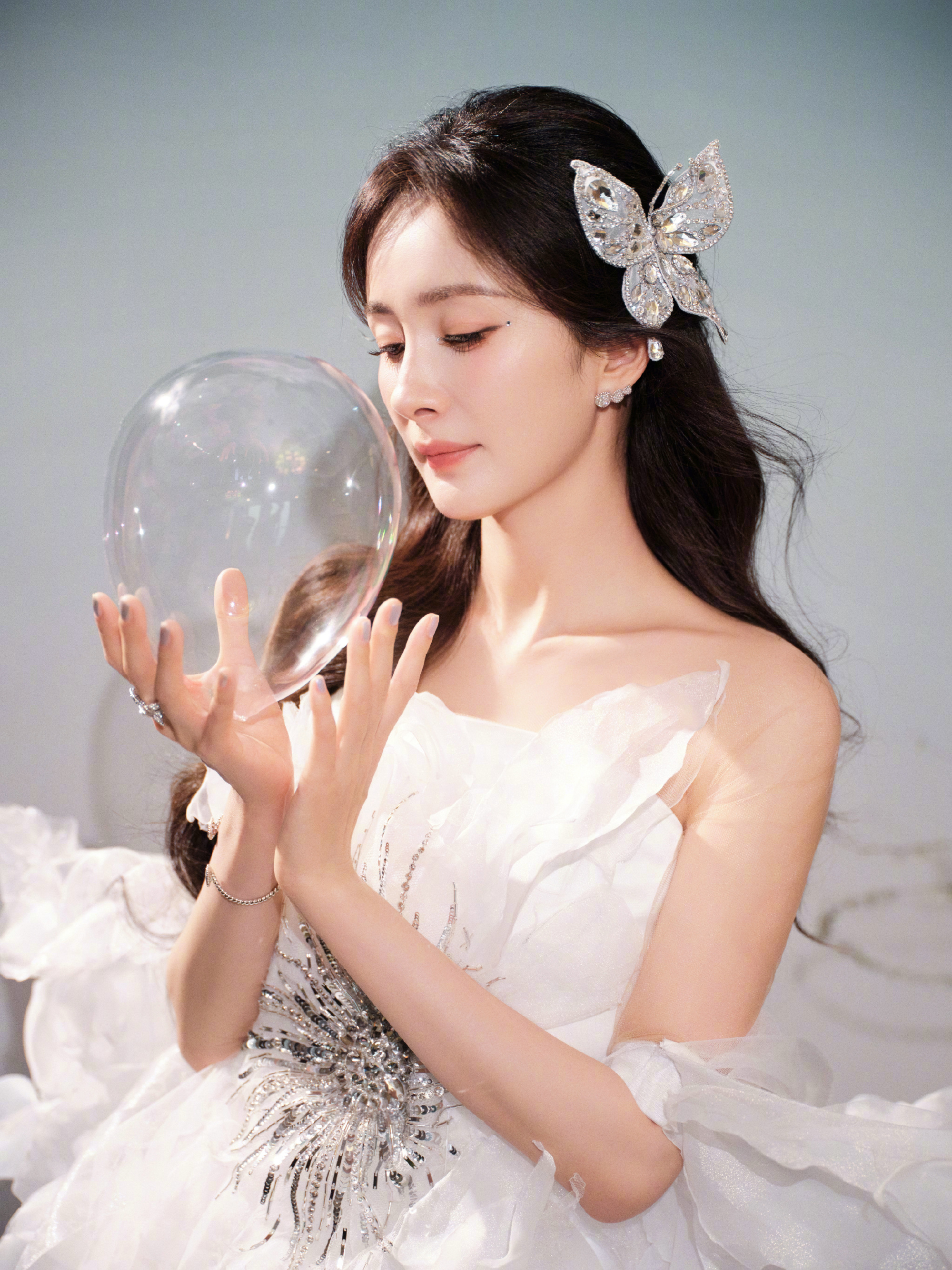 002ZLx3Bly1hx4am4qqgpj63dc4hsb2f02.jpg 楊冪跨年演唱會/壹號娛樂